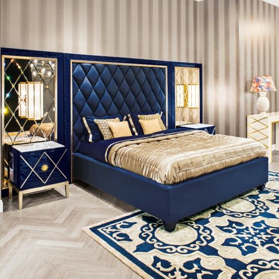 THE BLUE KING BED WITH SIDE TABELS